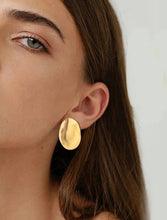 Load image into Gallery viewer, Vanessa Oval Statement Earring
